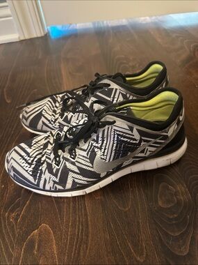 Nike Women's Black & White Geometric Athletic Sneakers